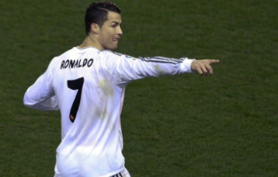 Ronaldo phá thêm kỷ lục ghi bàn