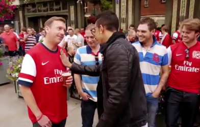 Video hài hước: Ảo thuật gia chơi xỏ fan Arsenal