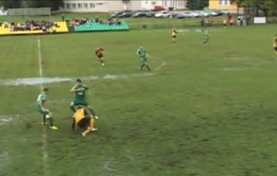 Video bóng đá: Trận đấu bóng dưới mặt sân đầy nước