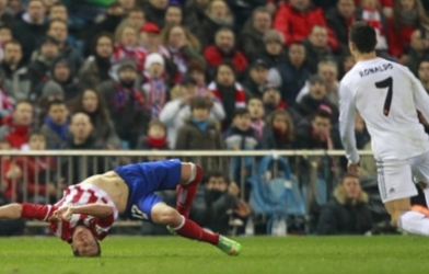 Cầu thủ Atletico bị Ronaldo làm gãy đốt sống cổ