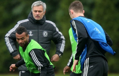 Sốc: Mourinho khuyên Hodgson loại Ashley Cole khỏi ĐT Anh