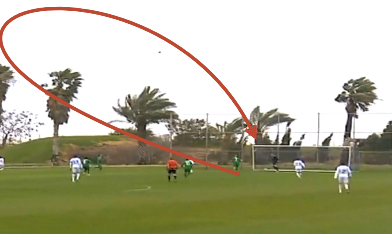 Video hài hước: Pha phản lưới nhà kỳ quặc của thủ môn