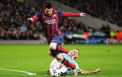 Cựu trọng tài Graham Poll: Penalty cho Barca là chuẩn xác!