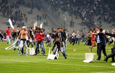 Hỗn chiến kinh hoàng trước trận đấu của Drogba