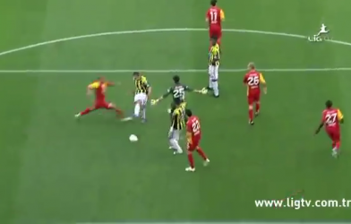 Video bóng đá: Tình huống ăn cắp trứng gà và ghi bàn ngay trên tay của thủ môn