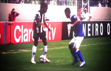 Video bóng đá: Ronaldinho làm động tác giả đối phương không dám vào tranh bóng