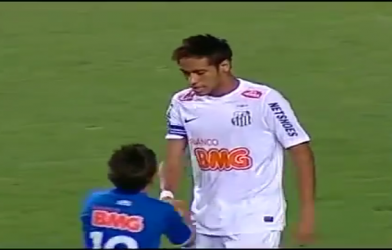 Video bóng đá: Fan nhí lao vào sân để xin chữ ký của Neymar