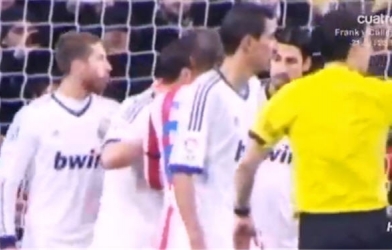 Video bóng đá: Sergio Ramos rình rình nhổ trộm vào mặt Diego Costa