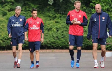 HLV Wenger cho Ozil trở về Đức nghỉ ngơi tìm cảm hứng