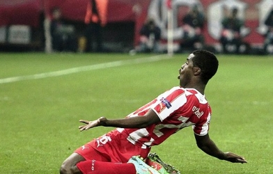 Fan Arsenal chúc mừng tiền đạo Olympiakos phá lưới MU