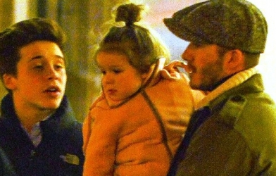 Vắng Victoria, Beckham bế con đi ăn đêm