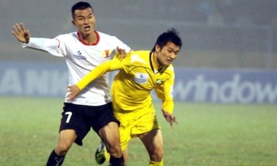 Đá gẫy chân đối thủ, Đình Đồng bị treo giò hết năm 2014