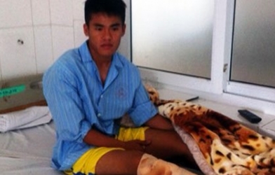 Đá gãy chân đối phương: Thủ phạm suy sụp, nạn nhân thương cảm