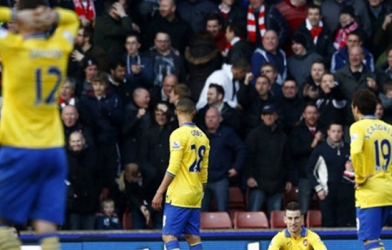 Thua sốc Stoke, Arsenal bị Liverpool vượt mặt