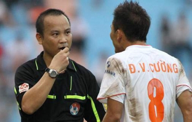 Trọng tài bỏ sót thẻ đối với Đình Đồng bị “treo còi”
