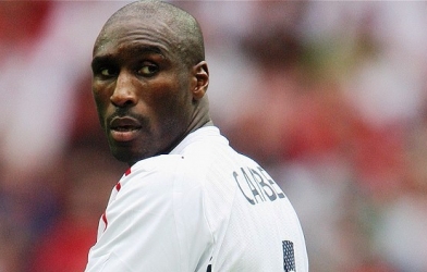 Sol Campbell tố cáo sự thật đáng xấu hổ của tuyển Anh