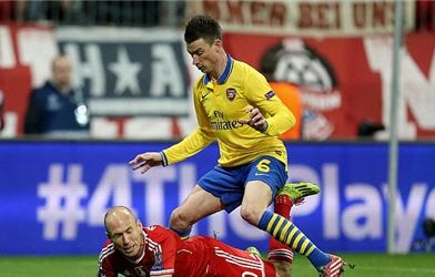 Bị chửi ăn vạ, Robben nổi đóa với Wenger