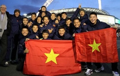 U19 Việt Nam được hàng vạn CĐV Stoke chào mừng ở sân Britannia