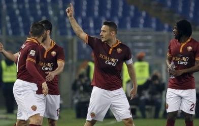 Video bàn thắng: Roma 3-2 Udinese (Vòng 28 - Serie A)