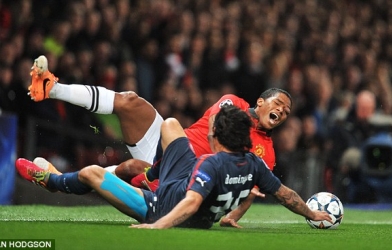 Video bóng đá: Pha va chạm khiến Valencia sưng vù mắt