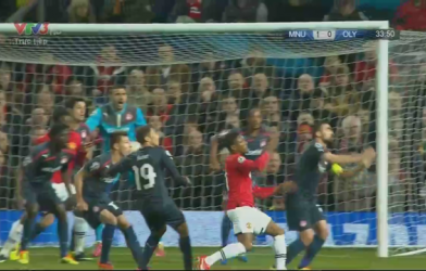 Video bóng đá: Tình huống Roberto từ chối cú đánh đầu hiểm của Evra