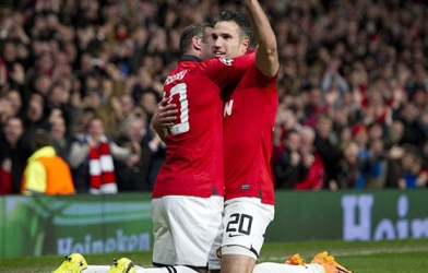 Robin van Persie lập hat-trick Man Utd thẳng tiến vào tứ kết