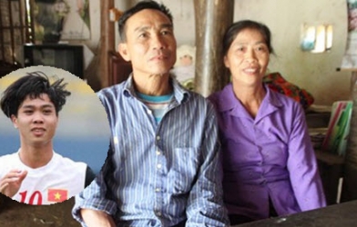 VIDEO: Thăm gia đình nghèo khó của cầu thủ U19 Công Phượng