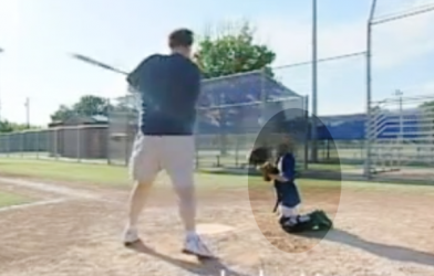 Video tổng hợp: Rùng mình với pha đánh bóng chày gãy cổ