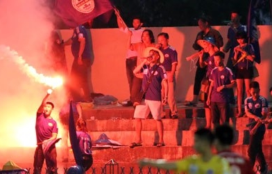 CĐV Than Quảng Ninh gây náo loạn trên sân Tam Kỳ