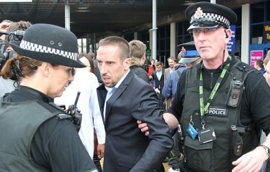 Ribery bị cảnh sát bắt khi đến Manchester?