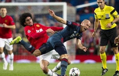 Robben: MU phòng ngự như một đội bóng ném