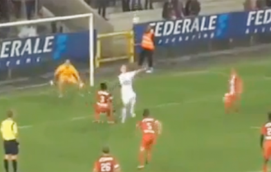 Video bóng đá: Biến pha sút hỏng penalty thành siêu phẩm