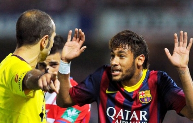 VIDEO Pha đóng kịch 'thảm hại' của Neymar