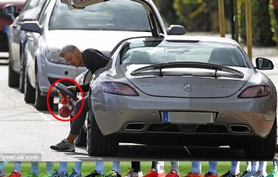 Lộ mẫu áo đấu xấu xí của Arsenal mùa giải 2014/15