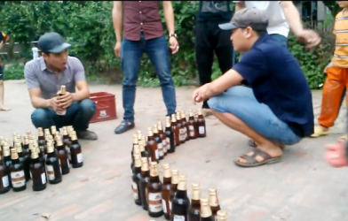 Video hài hước: Kinh ngạc cuộc thi mở nắp bia bằng răng tại Hà Nội