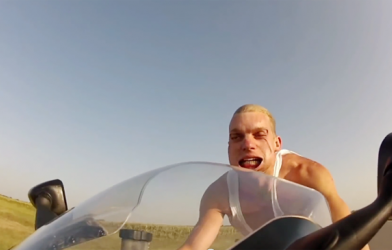 Video đua xe: Cận cảnh gương mặt khi phóng xe với tốc độ 250 km/h