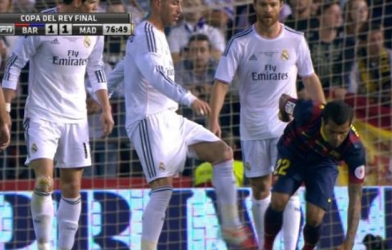 Bị Alves từ chối bắt tay, Ramos ‘hùng hổ’ đá lại