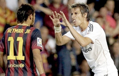 Video bóng đá: Neymar gây gổ với Coentrao và bị Pepe dằn mặt