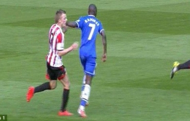 Lén lút thúc cùi chỏ, Ramires sẽ bị phạt nặng?