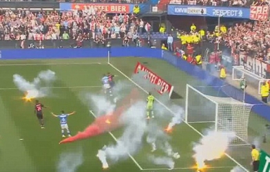 Cơn mưa pháo sáng làm loạn trận đấu của Ajax