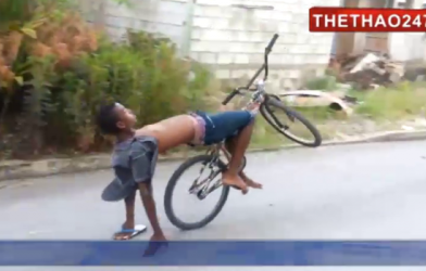 Video đua xe: Xem màn biểu diễn của các 'thánh' bốc đầu xe đạp