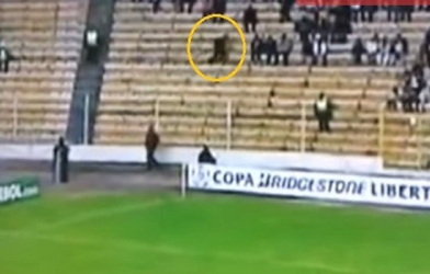 Rợn tóc gáy với cảnh hồn ma chạy trong trận đấu bóng