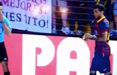 Dani Alves nhặt chuối ăn ngon lành khi bị CĐV Villarreal ném