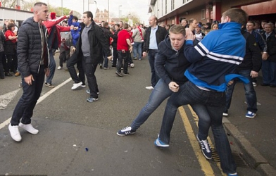 CĐV Liverpool và Chelsea ‘đấu võ’ bên ngoài sân Anfield