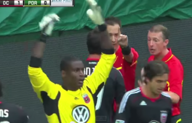 Video bóng đá: Thủ môn ức chế nhất thế giới với 3 quả penalty liên tiếp