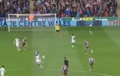 Video bóng đá: Siêu phẩm bàn thắng từ giữa sân của tiền vệ Swansea