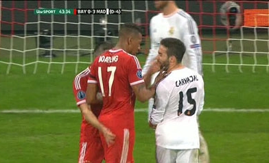 Giận cá chém thớt, Ribery tát vào mặt Carvajal