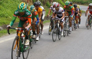 Đua xe đạp về Điện Biên: Khốc liệt chặng Hòa Bình