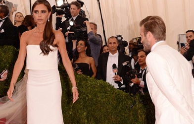Vợ chồng Beckham lại gây sốt trên thảm đỏ ở New York