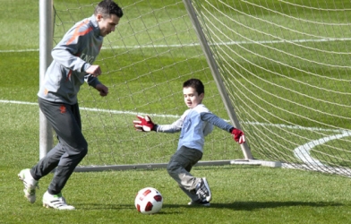 Tam đại gia Anh đều muốn sở hữu con trai của Van Persie